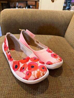 UIN Pink Canvas Slip-On Flats with Red Floral Print